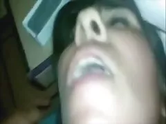 Młody człowiek stoi darmowe filmy erotyczne w biurze przed swoją dziewczyną z innym