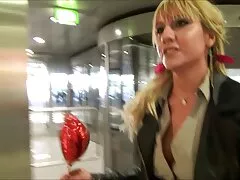 Dziewczyna służyła z erotczne gorącą oglądać seks